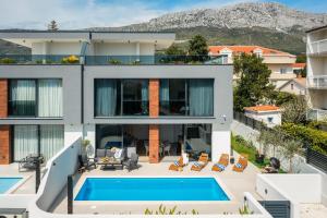 Bassein majutusasutuses Luxury Villa Etera with Heated Pool või selle lähedal