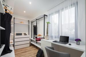 Televiisor ja/või meelelahutuskeskus majutusasutuses Luxury Villa Etera with Heated Pool