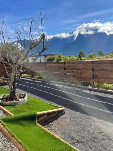 una cerca con un árbol al costado de una carretera en Bungalow la Jo Ya avec jacuzzi en supp À Bras-Sec, en Cilaos 4 fotos más