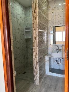 uma casa de banho com um lavatório e um espelho em camping atlantique tan tan em Tan-Tan Plage