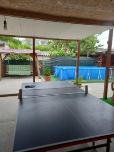 een tafeltennistafel in het midden van een patio bij Casa Tulceanu in Sulina
