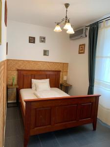 1 dormitorio con 1 cama en una habitación en MiLLER's Inn Panzió és Étterem, en Nagyoroszi