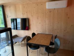 a room with a table and chairs and a mirror at Tiny Häuser im Kupfertal in Forchtenberg
