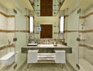 een badkamer met een grote wastafel en een toilet bij Conrad Makkah in Mekka