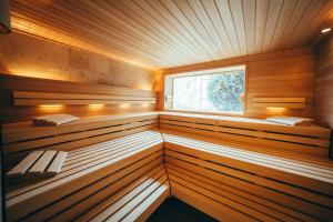 eine Sauna mit Holzwänden und einem Fenster in der Unterkunft Landidyll Hotel Weidenbrück & SPA in Swisttal