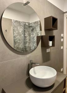 uma casa de banho com um lavatório branco e um espelho. em LA ROSA DEL SILE em Quarto dʼAltino