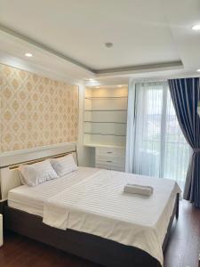 a bedroom with a large bed and a window at CĂN HỘ 2 PHÒNG NGỦ CAO CẤp in Ha Long