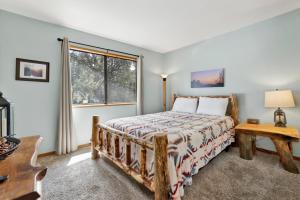 um quarto com uma cama e uma janela em Lazy llama lodge #2150 em Big Bear City