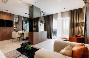 uma sala de estar com um sofá e uma mesa em Hotel Fanat em Split