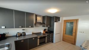 Kuchyňa alebo kuchynka v ubytovaní Espectacular Chalet Adosado de lujo "Bienvenido al Paraíso"