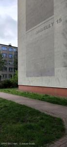 シェドルツェにあるMieszkanie dwupokojowe 33mの看板付きの建物