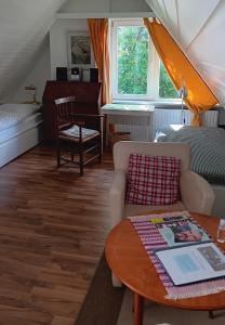 沃爾普斯韋德的住宿－Atelierhaus Tannenweg，客厅配有沙发和桌子