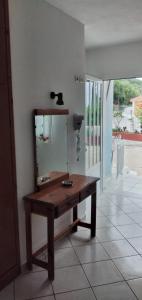 uma mesa de madeira com um espelho num quarto em Aggelos Kefalonia Lassi em Lassi