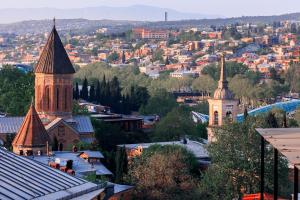 Een algemene foto van Tbilisi of een uitzicht op de stad vanuit het hotel