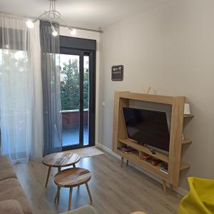 a living room with a tv and a couch at Apartamento MyR in Benajarafe