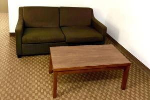 sofá y mesa de centro en la sala de estar. en Super 8 by Wyndham Hinton, en Hinton
