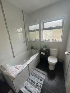 カラクローにあるRobin Hill Bed and Breakfastのバスルーム(バスタブ、トイレ、シャワー付)
