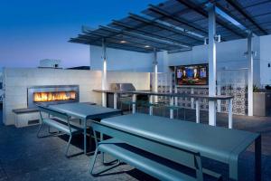 d'une terrasse avec deux tables et une cheminée. dans l'établissement Hollywood 1br w pool gym nr Santa Monica Blvd LAX-906, à Los Angeles