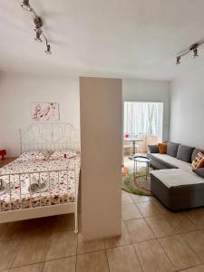 Villa Nela في تيفات: غرفة معيشة مع سرير وأريكة