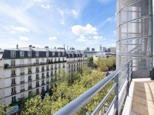 einen Balkon mit Blick auf ein Gebäude in der Unterkunft ibis Paris Gare de Lyon Diderot in Paris