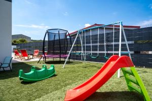 - une aire de jeux avec toboggan et balançoire dans l'établissement Luxury Villa Impossible, à Trogir 162 autres photos