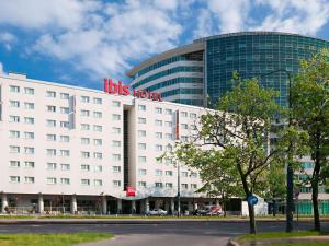 un gran edificio con arets hotel encima en ibis Warszawa Centrum en Varsovia
