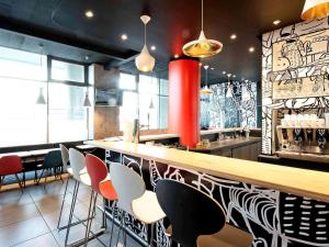 un bar con sillas y una barra en un restaurante en ibis Warszawa Centrum en Varsovia