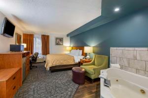 een hotelkamer met een bed en een bad bij Quality Inn Austintown-Youngstown West in Youngstown