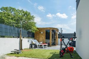 une petite maison avec une salle de sport sur le toit dans l'établissement Luxury Villa Impossible, à Trogir