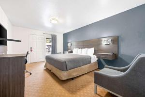 ein Hotelzimmer mit einem Bett und einem TV in der Unterkunft Econo Lodge Inn & Suites Heavenly Village Area in South Lake Tahoe