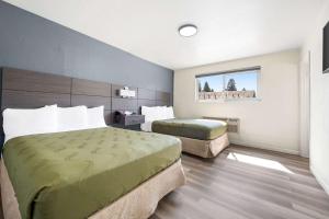 ein Hotelzimmer mit 2 Betten und einem Fenster in der Unterkunft Econo Lodge Inn & Suites Heavenly Village Area in South Lake Tahoe