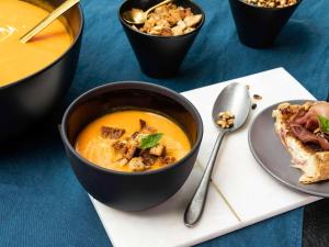 eine Schüssel Suppe und einen Teller Essen in der Unterkunft ibis Styles Sceaux Paris Sud in Sceaux