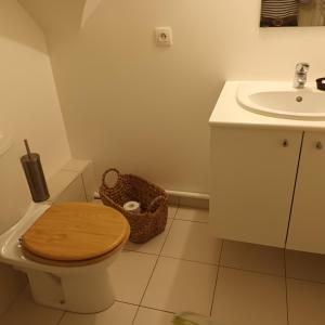 A bathroom at La pause saline