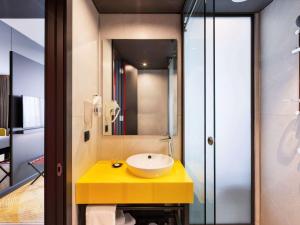 Um banheiro em ibis Styles Istanbul Merter