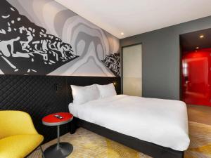 Cama ou camas em um quarto em ibis Styles Istanbul Merter