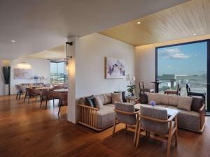巴吞他尼的住宿－诺富特曼谷兰实未来公园酒店，客厅配有沙发、椅子和桌子