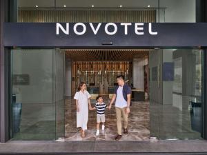 una familia saliendo de un hotel novo en Novotel Bangkok Future Park Rangsit, en Pathum Thani