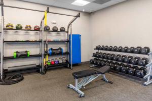 una sala de fitness con un estante de pesas en Hampton Inn & Suites Indianapolis West Speedway en Indianápolis