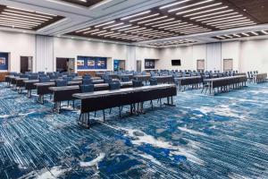 een grote kamer met rijen tafels en stoelen bij Hampton Inn & Suites Indianapolis West Speedway in Indianapolis