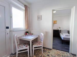 Habitación con mesa, 2 sillas y 1 dormitorio. en Caesar Residence en Budapest