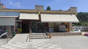 una tienda con un toldo blanco en un estacionamiento en Sountou home, en Xanthi