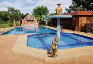 The swimming pool at or close to Changthai Comfort Guest House