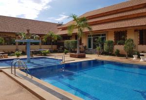 a large swimming pool in front of a building at Changthai Comfort Guest House in Ban Nong Phai