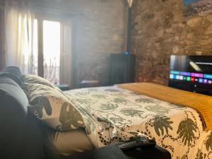 uma pessoa deitada numa cama com um cobertor em Tavertet un poble preciós em Tavertet