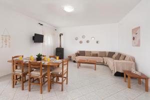 Posezení v ubytování Afandou Panorama Apartment