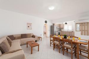 Kuchyň nebo kuchyňský kout v ubytování Afandou Panorama Apartment