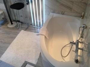 Phòng tắm tại Single Haus auf mehreren Ebenen - herzlich willkommen in der lichtdurchfluteten Casa Carina