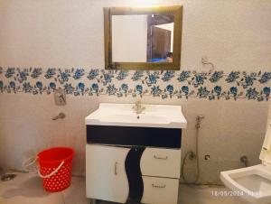 奈尼塔爾的住宿－Mansa Home Stay，一间带水槽和镜子的浴室