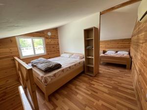 una camera con due letti e una finestra di Pearl Cottage Ada Bojana a Ulcinj