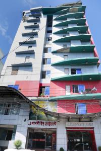 ein großes Gebäude mit farbenfroher Farbe darauf in der Unterkunft Panshi Inn Sylhet in Sylhet